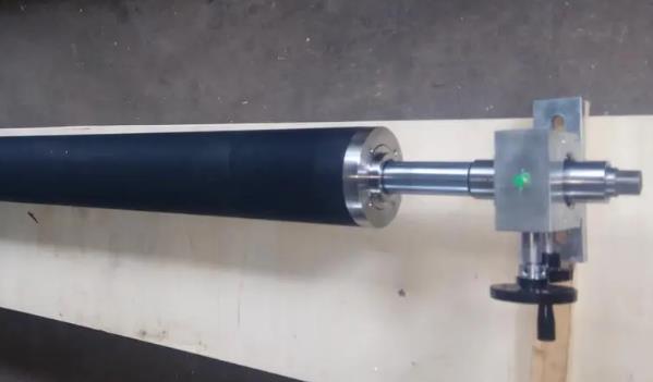 弧形輥的布氏硬度測試.jpg 弧形輥的布氏硬度測試.jpg